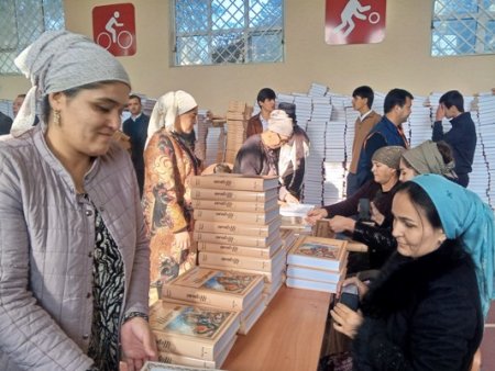 Тақдими “Шоҳнома” ба сокинони ноҳияҳои Вахшу Абдураҳмони Ҷомӣ