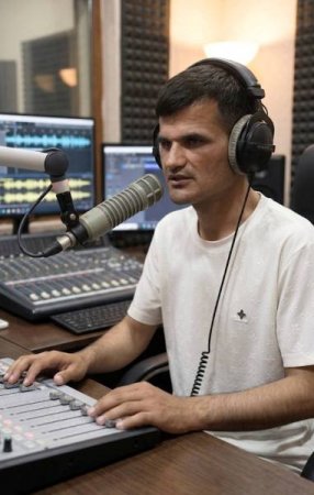 ЖУРНАЛИСТЕ, КИ ҶАҲОНРО БО ДИЛ МЕШУНАВАД